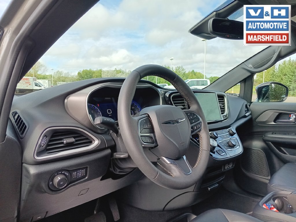Used 2025 Chrysler Pacifica Select FWD image 9