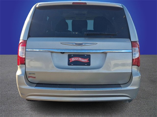 Used 2015 Chrysler Town & Country Touring image 5