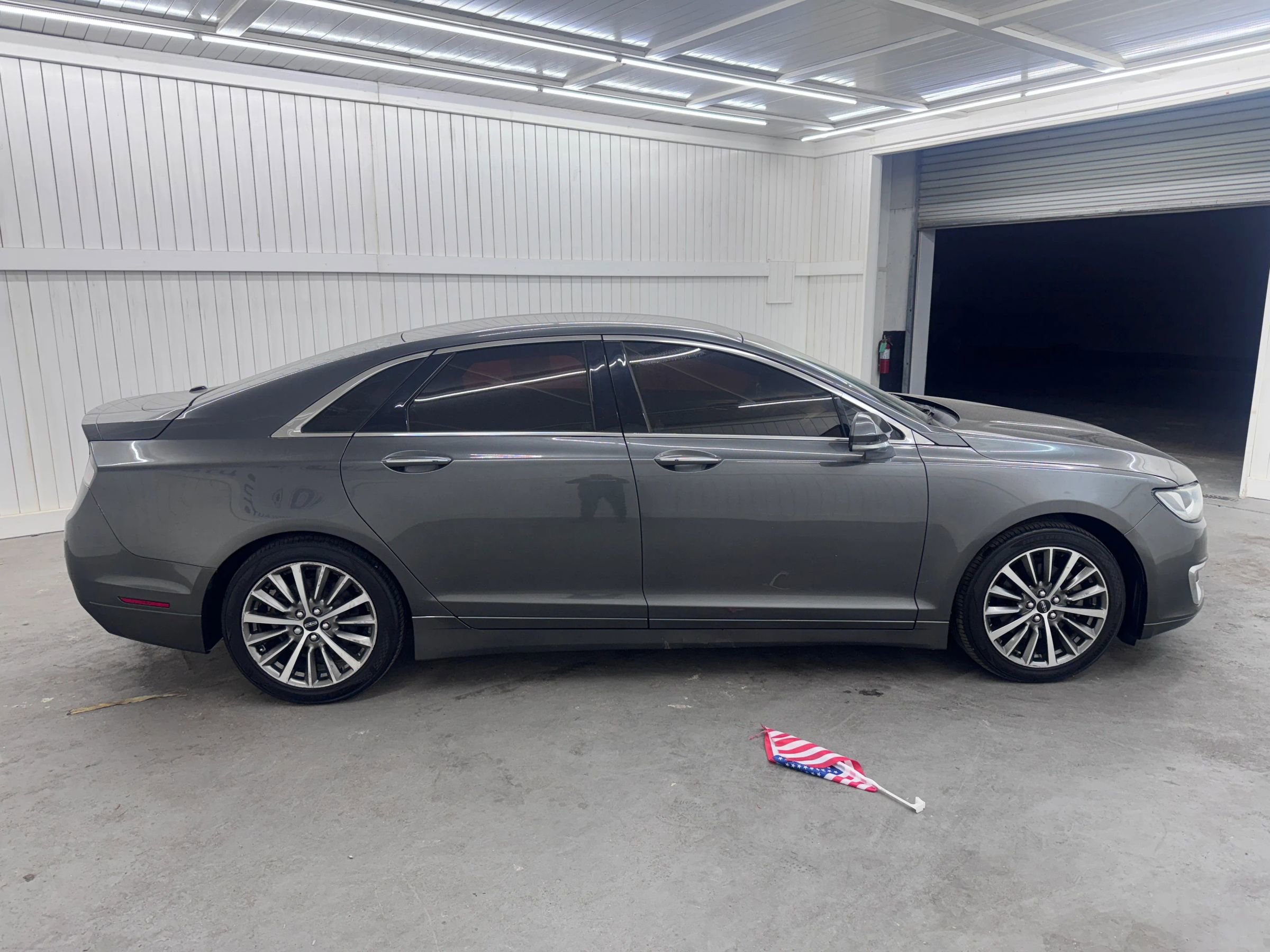 Used 2020 Lincoln MKZ image 4