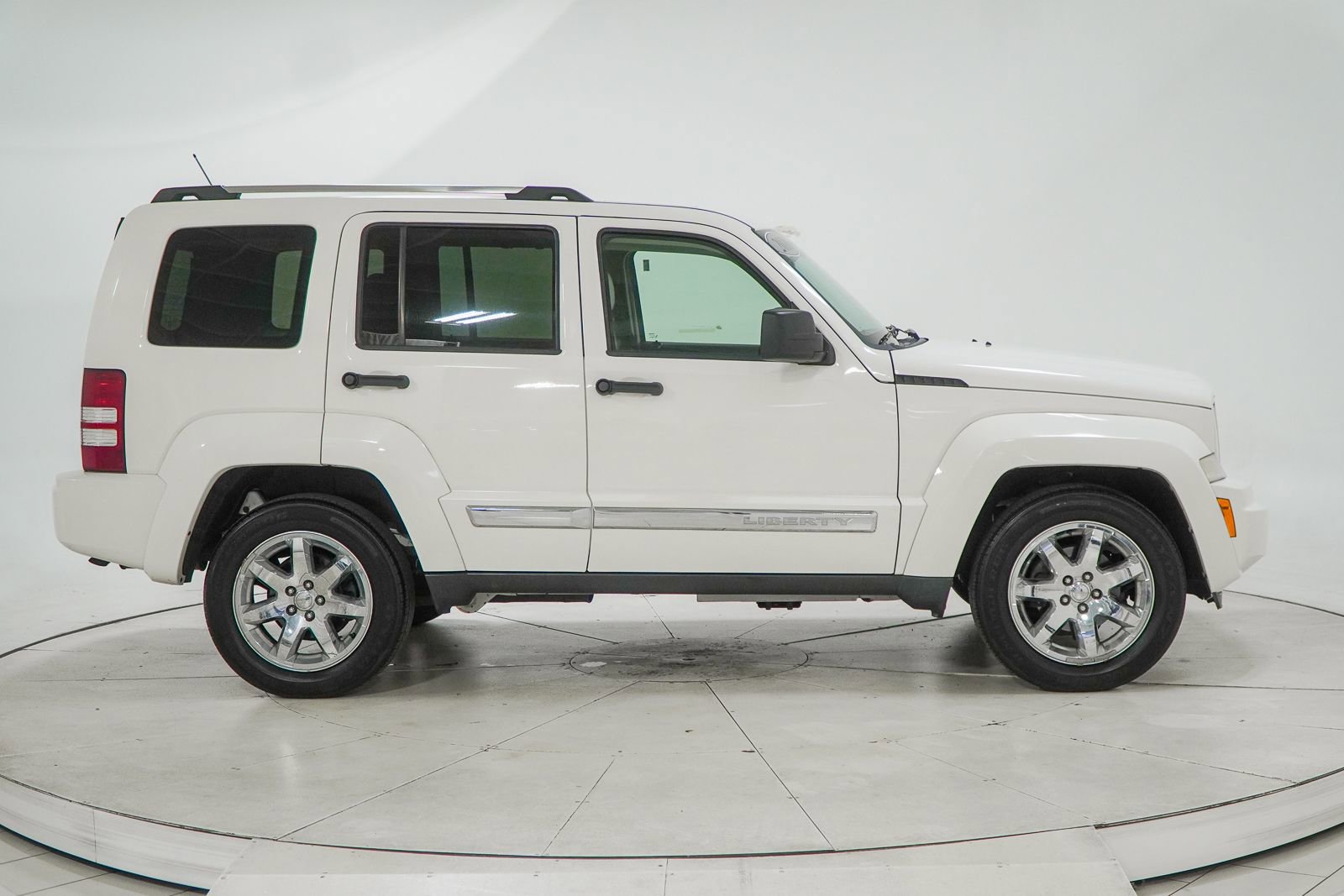 Used 2010 Jeep Liberty Limited w/ Tire & Wheel Group AWD/4WD image 12