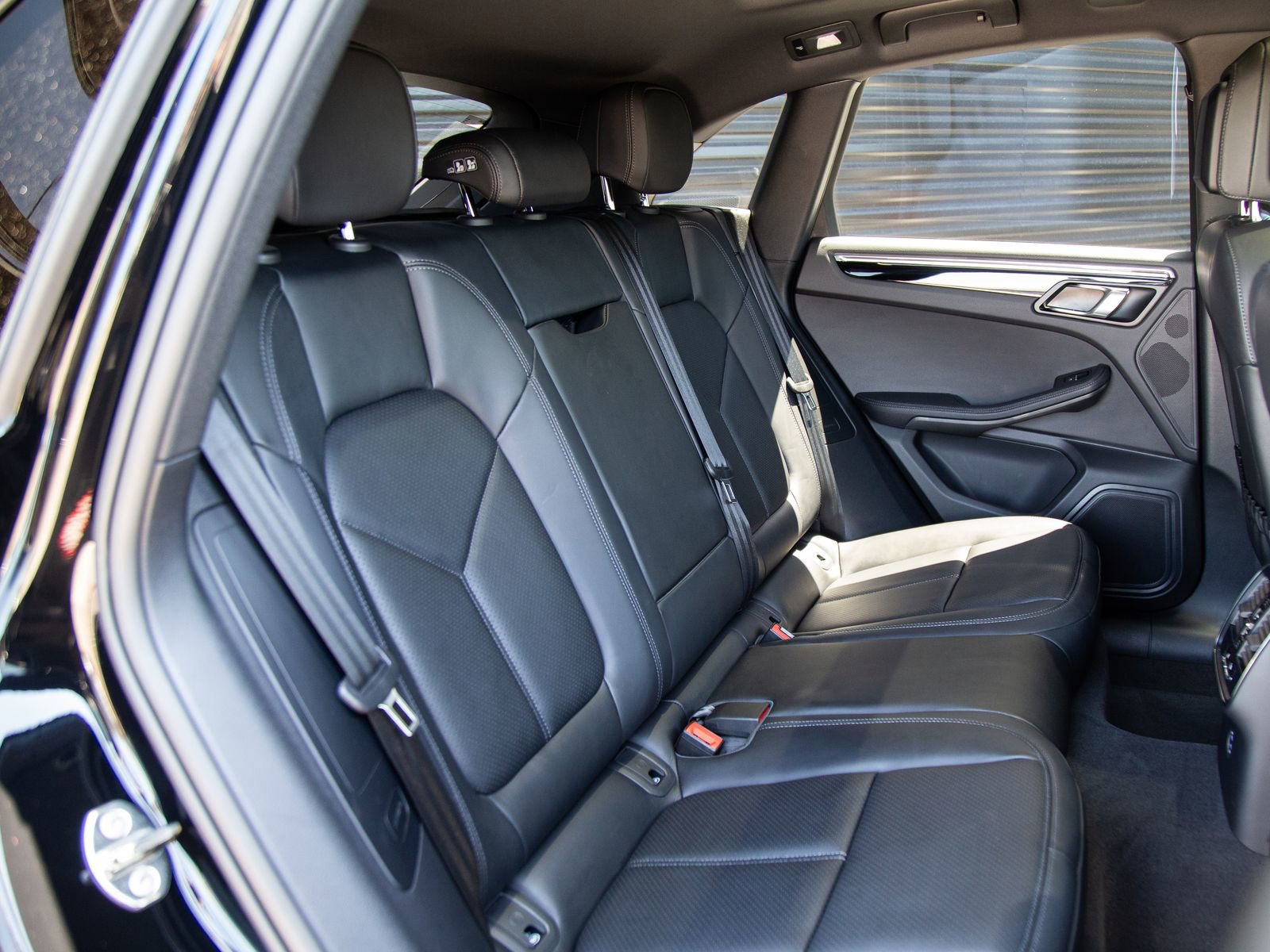 Certified 2025 Porsche Macan AWD/4WD image 25