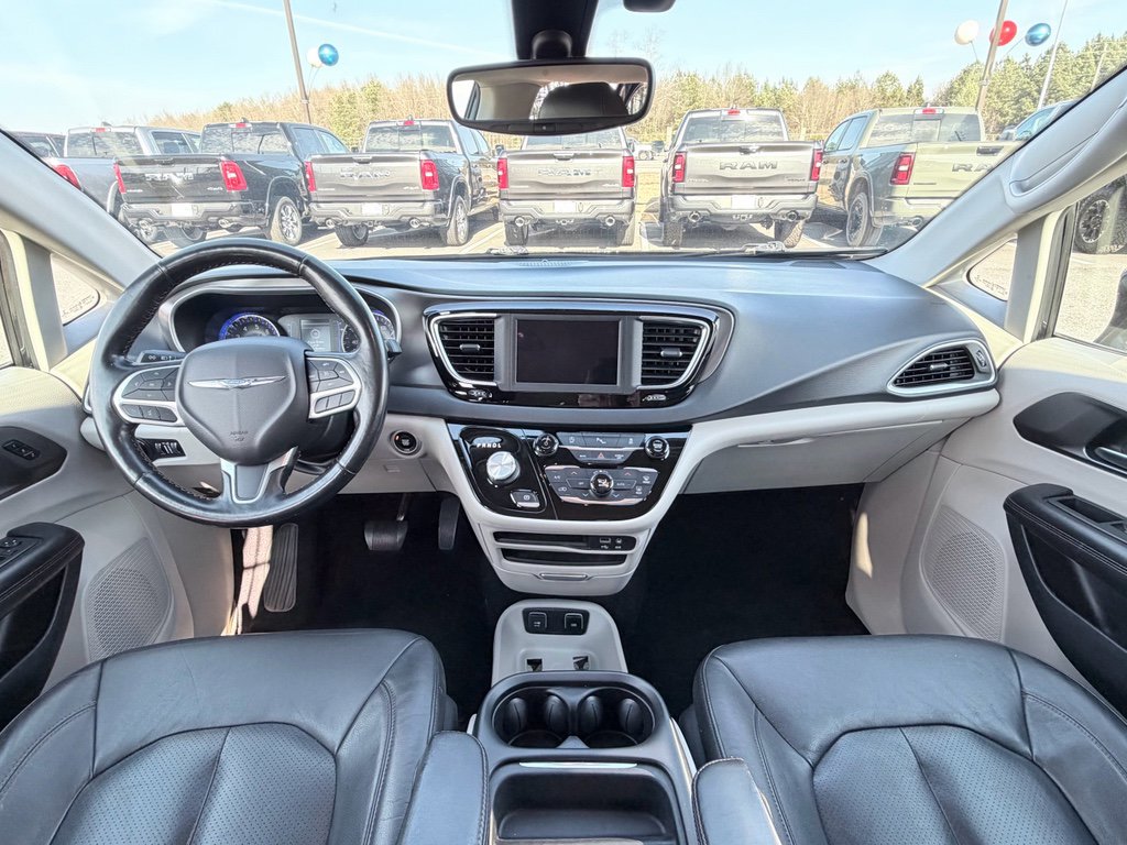 Used 2020 Chrysler Pacifica Touring-L FWD image 18