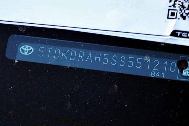 Used 2025 Toyota Highlander LE FWD image 33