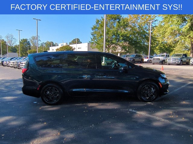 Certified 2023 Chrysler Pacifica Limited w/ Uconnect Theater Family Group FWD image 6