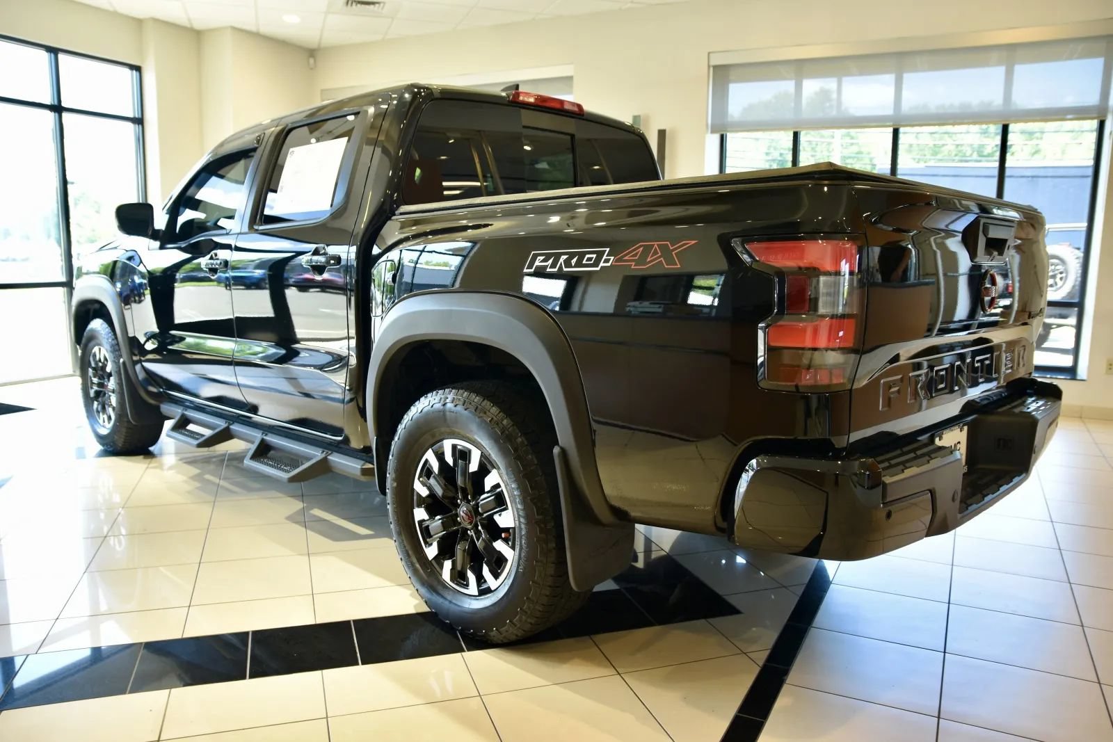 Used 2024 Nissan Frontier PRO-4X w/ Technology Package AWD/4WD image 4