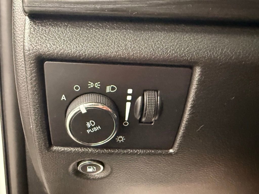 Used 2020 Jeep Grand Cherokee Laredo image 24