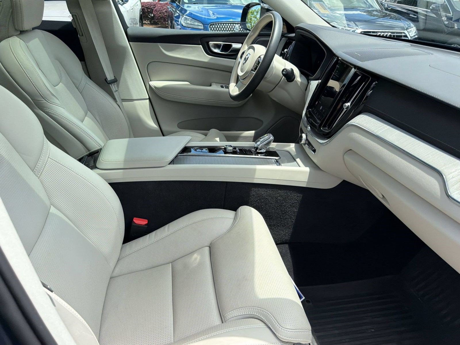 Certified 2024 Volvo XC60 B5 Ultimate w/ Protection Package Premier AWD/4WD image 30