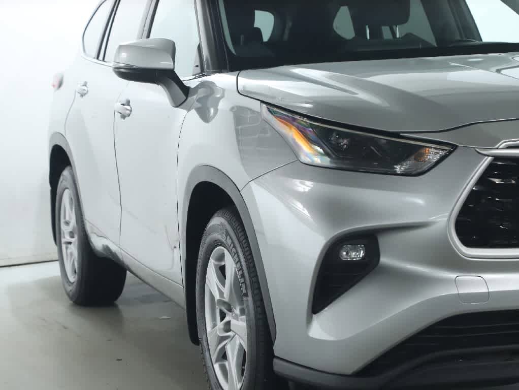 Used 2023 Toyota Highlander LE AWD/4WD image 8
