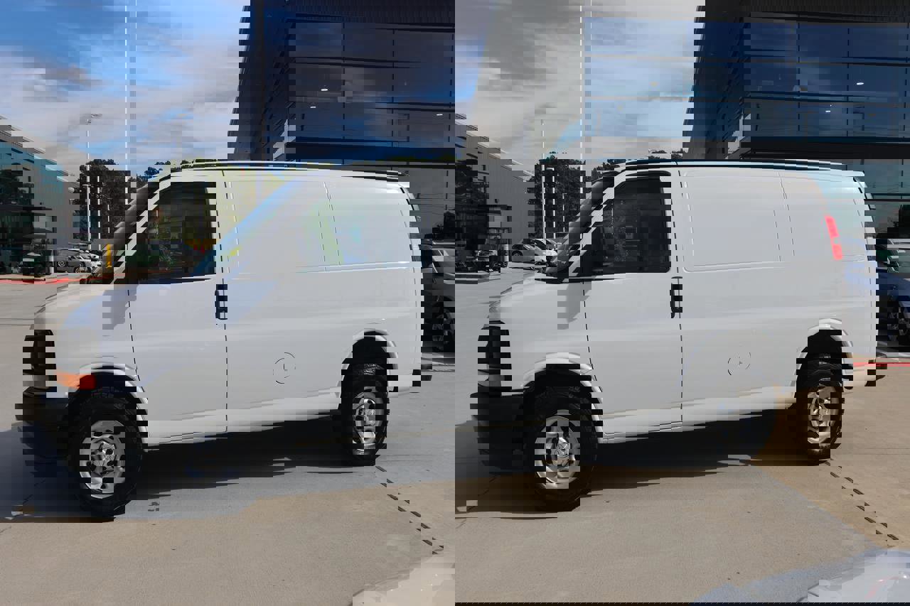 Used 2017 Chevrolet Express 2500 image 2