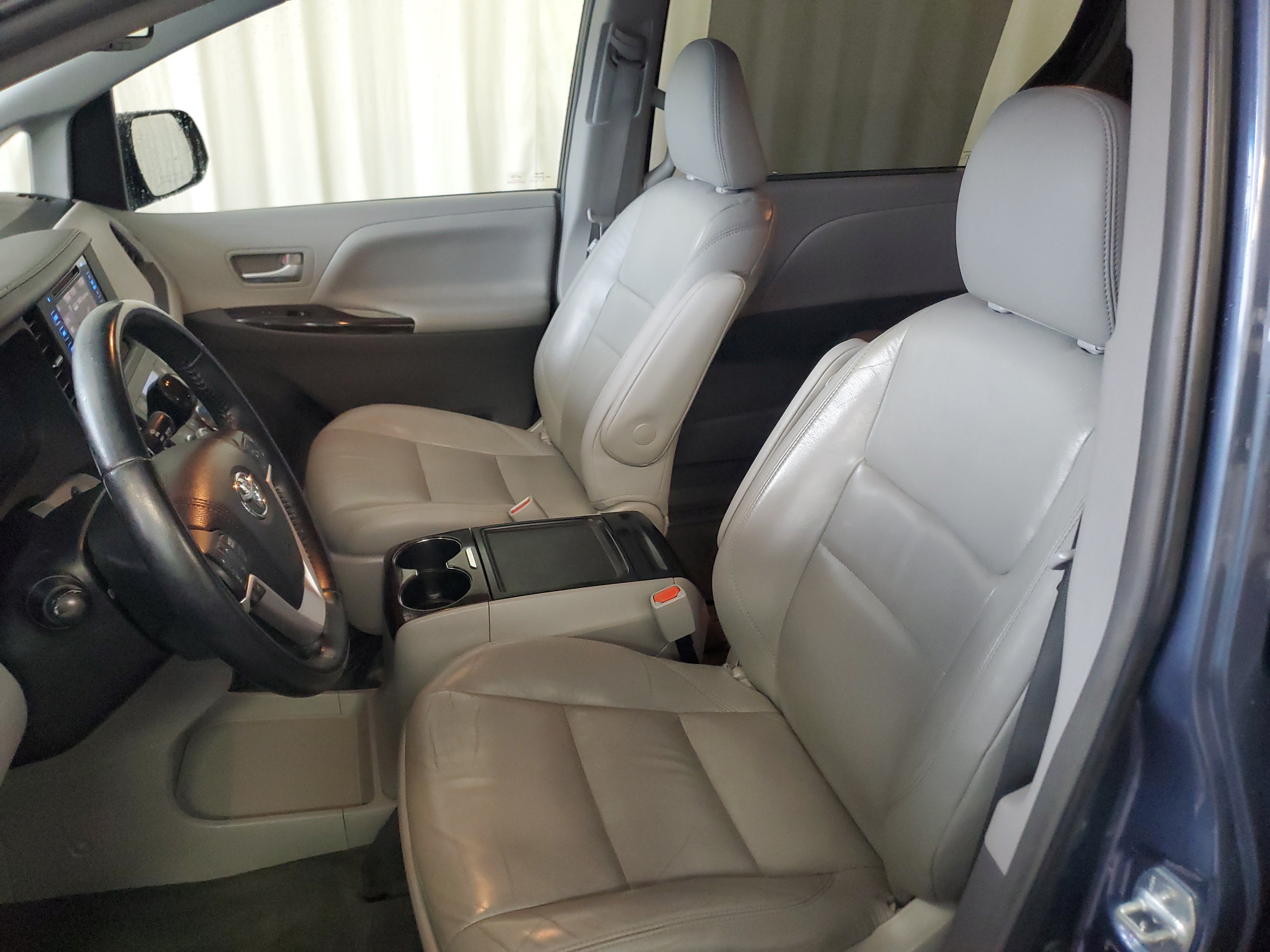 Used 2015 Toyota Sienna XLE FWD image 21