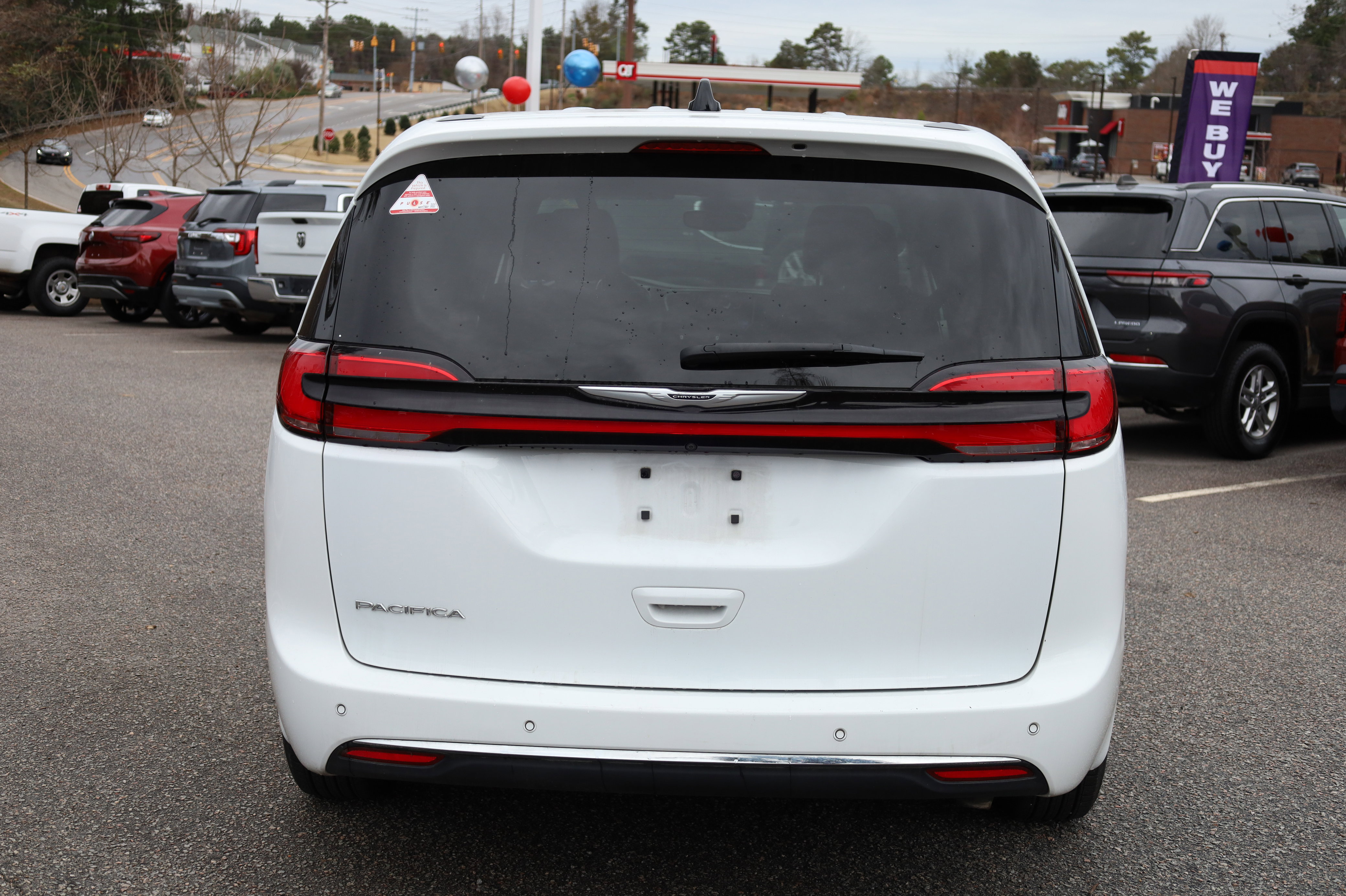 Used 2023 Chrysler Pacifica Touring-L image 3