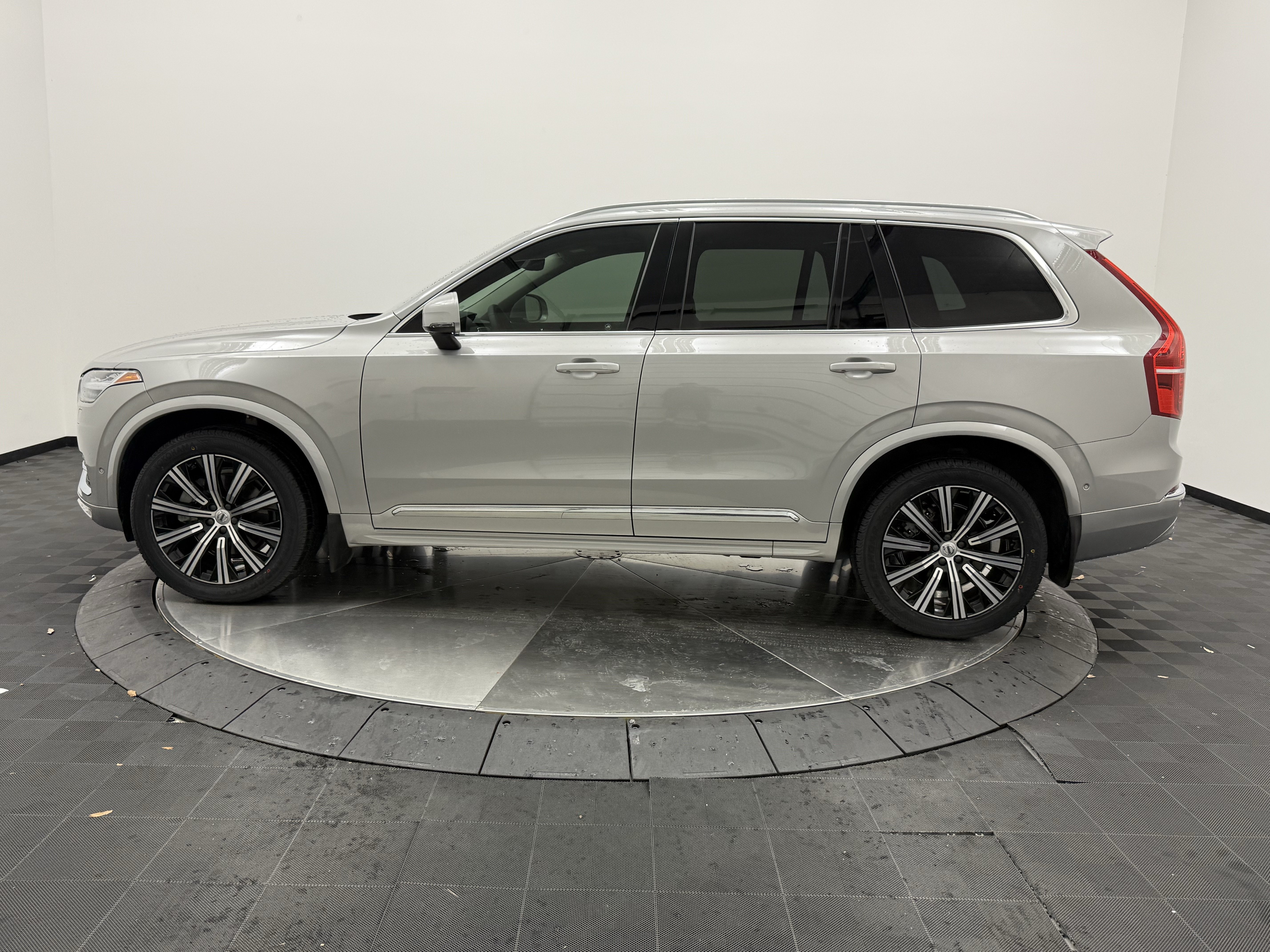 Certified 2023 Volvo XC90 B6 Plus w/ Protection Package Premier AWD/4WD image 4