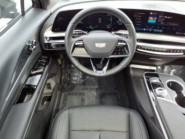 Used 2025 Cadillac Lyriq Luxury AWD/4WD image 16