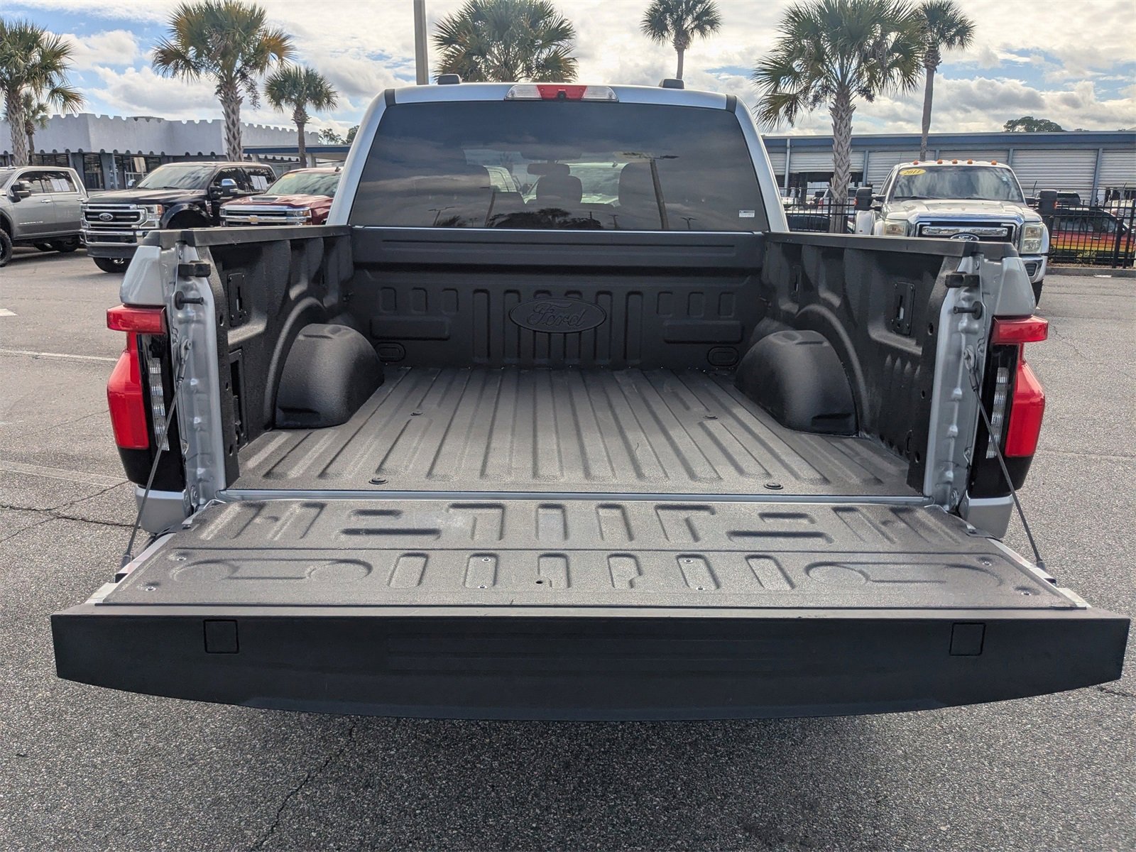 Used 2022 Ford F150 Lightning XLT image 13