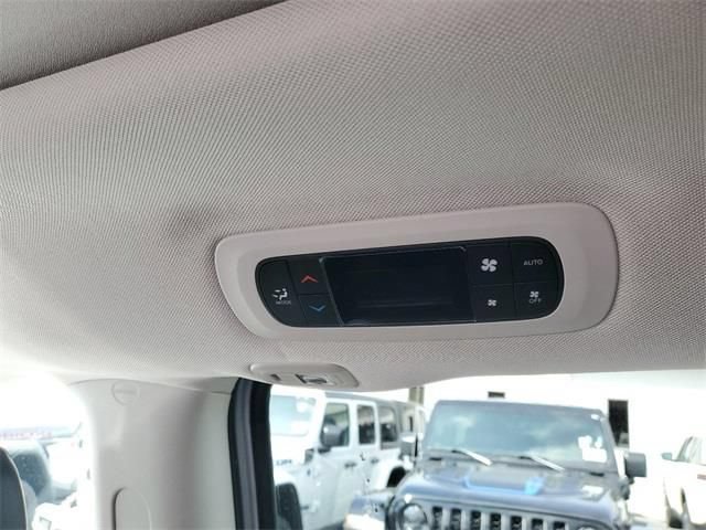 New 2023 Chrysler Pacifica Limited FWD image 13