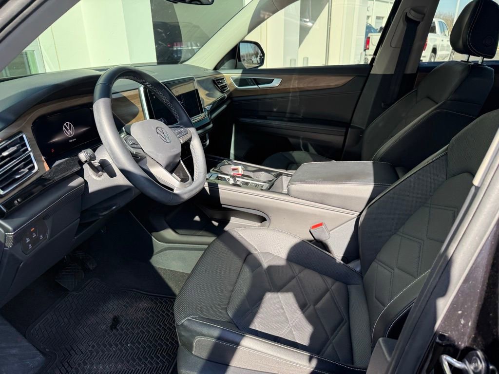 Used 2024 Volkswagen Atlas SE w/ Black Wheel Package image 10