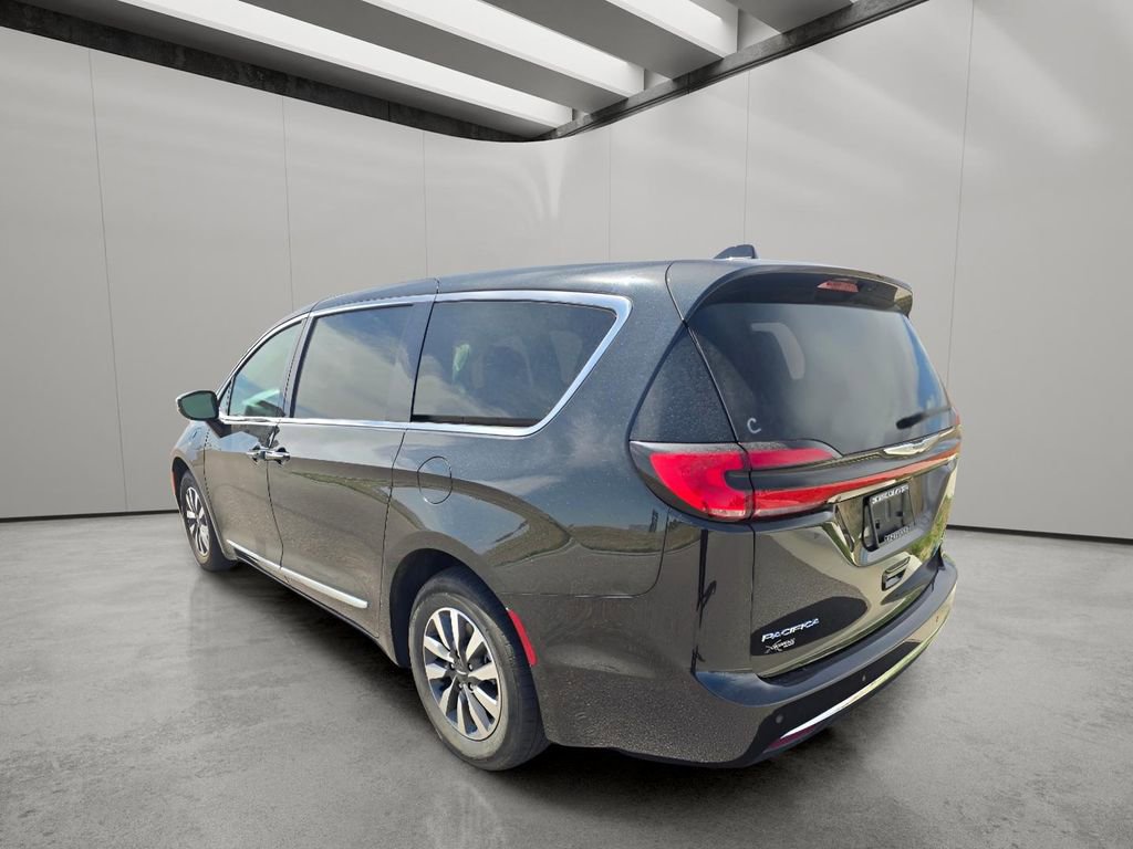 Used 2023 Chrysler Pacifica Limited image 3