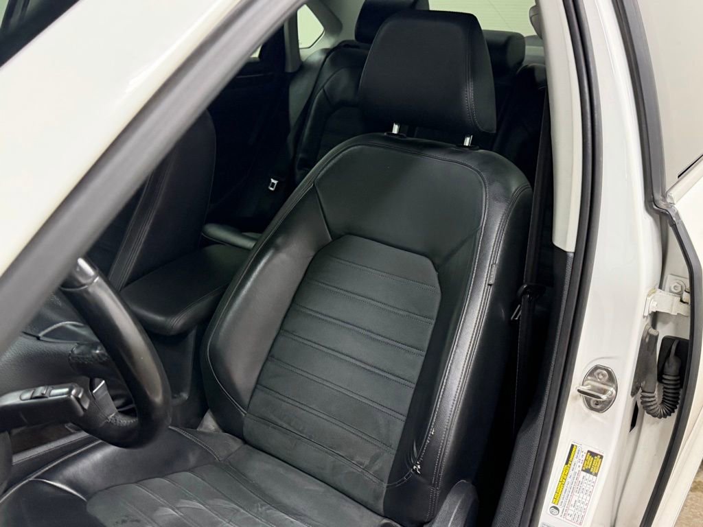 Used 2015 Volkswagen Passat TDI SEL Premium image 17