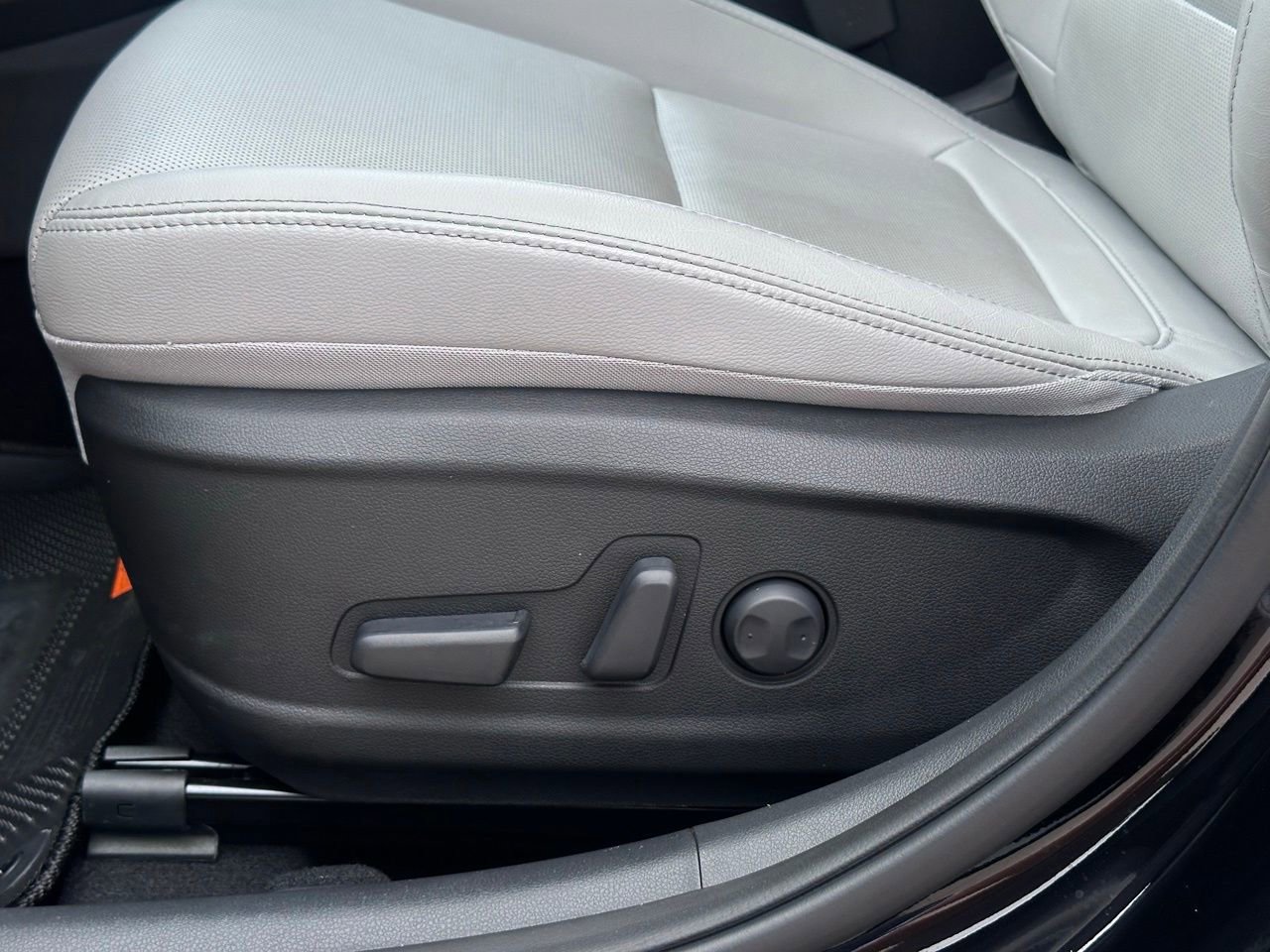 Used 2023 Hyundai Kona Limited w/ Cargo Package FWD image 24