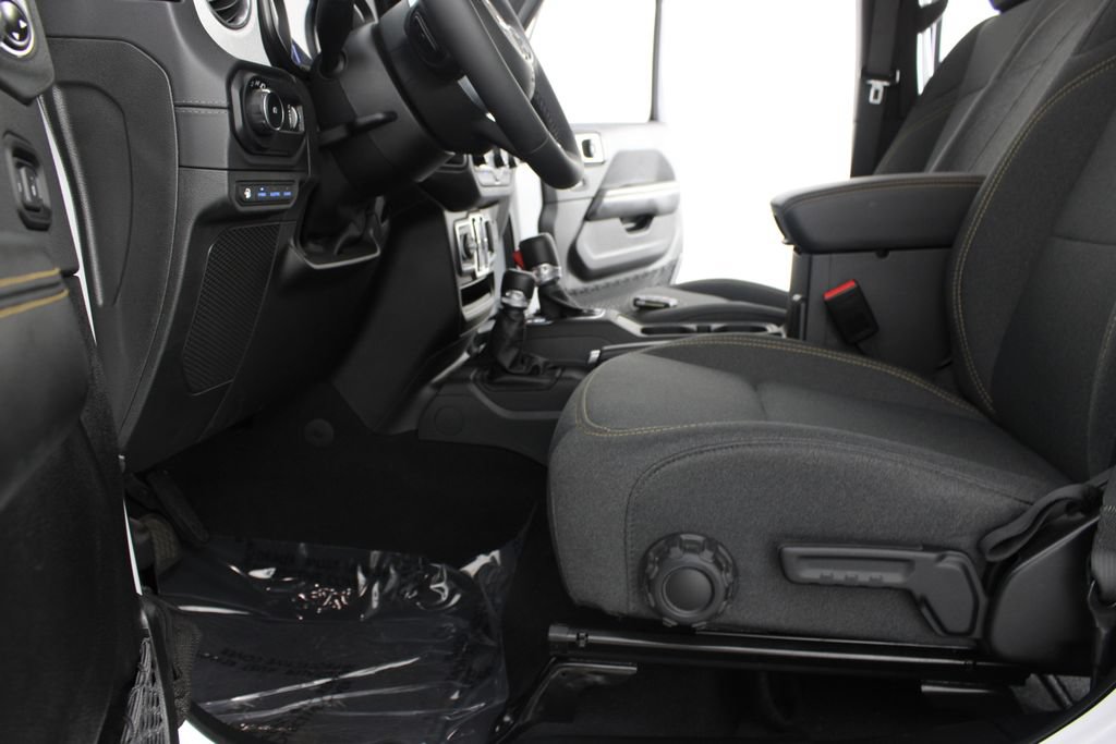 Used 2025 Jeep Wrangler Unlimited Sahara AWD/4WD image 15