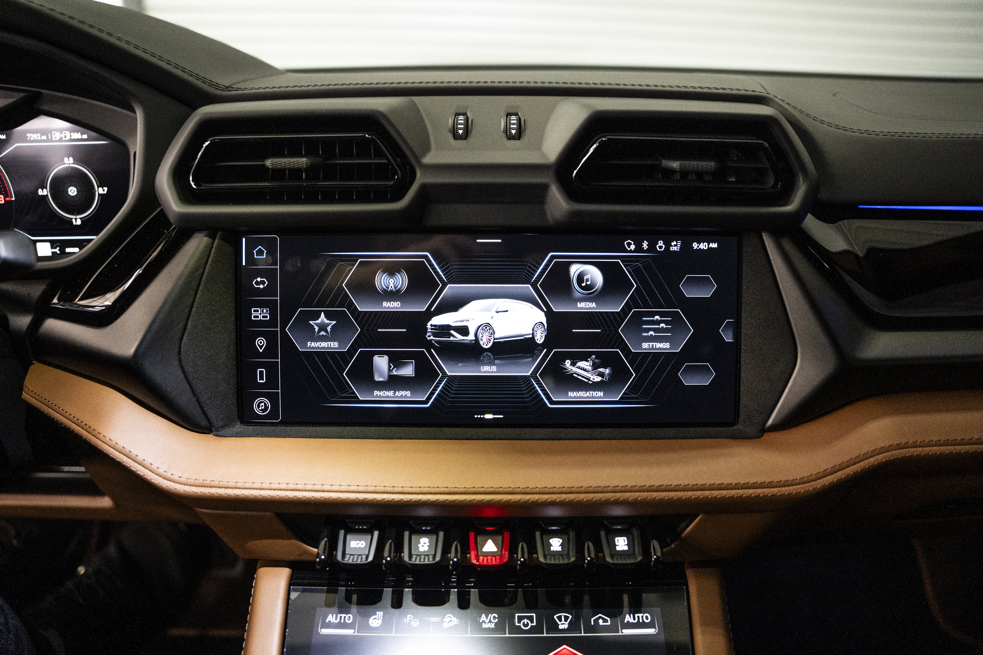 Used 2025 Lamborghini Urus SE AWD/4WD image 39