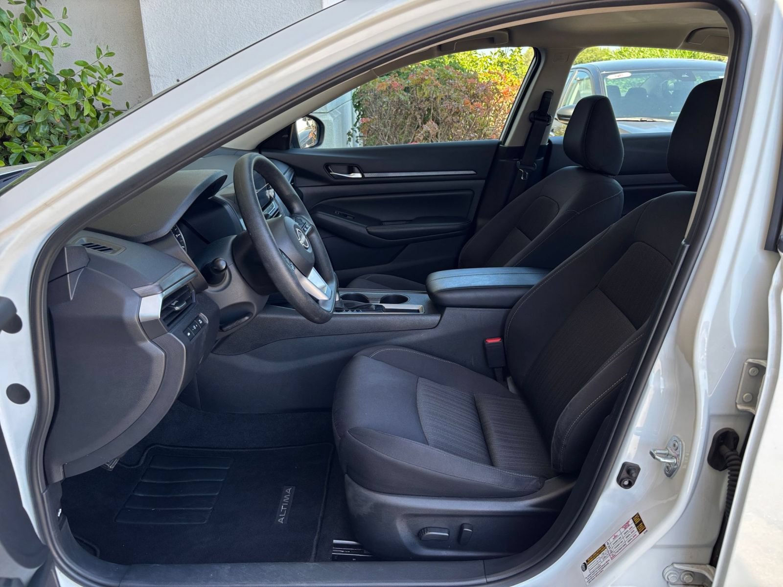Used 2025 Nissan Altima 2.5 SV FWD image 28