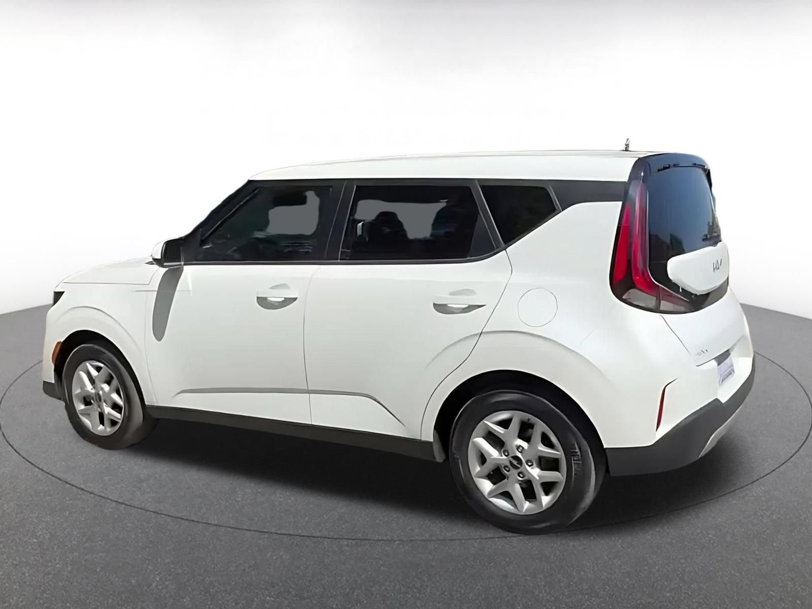 Used 2025 Kia Soul LX w/ LX Technology Package FWD image 16