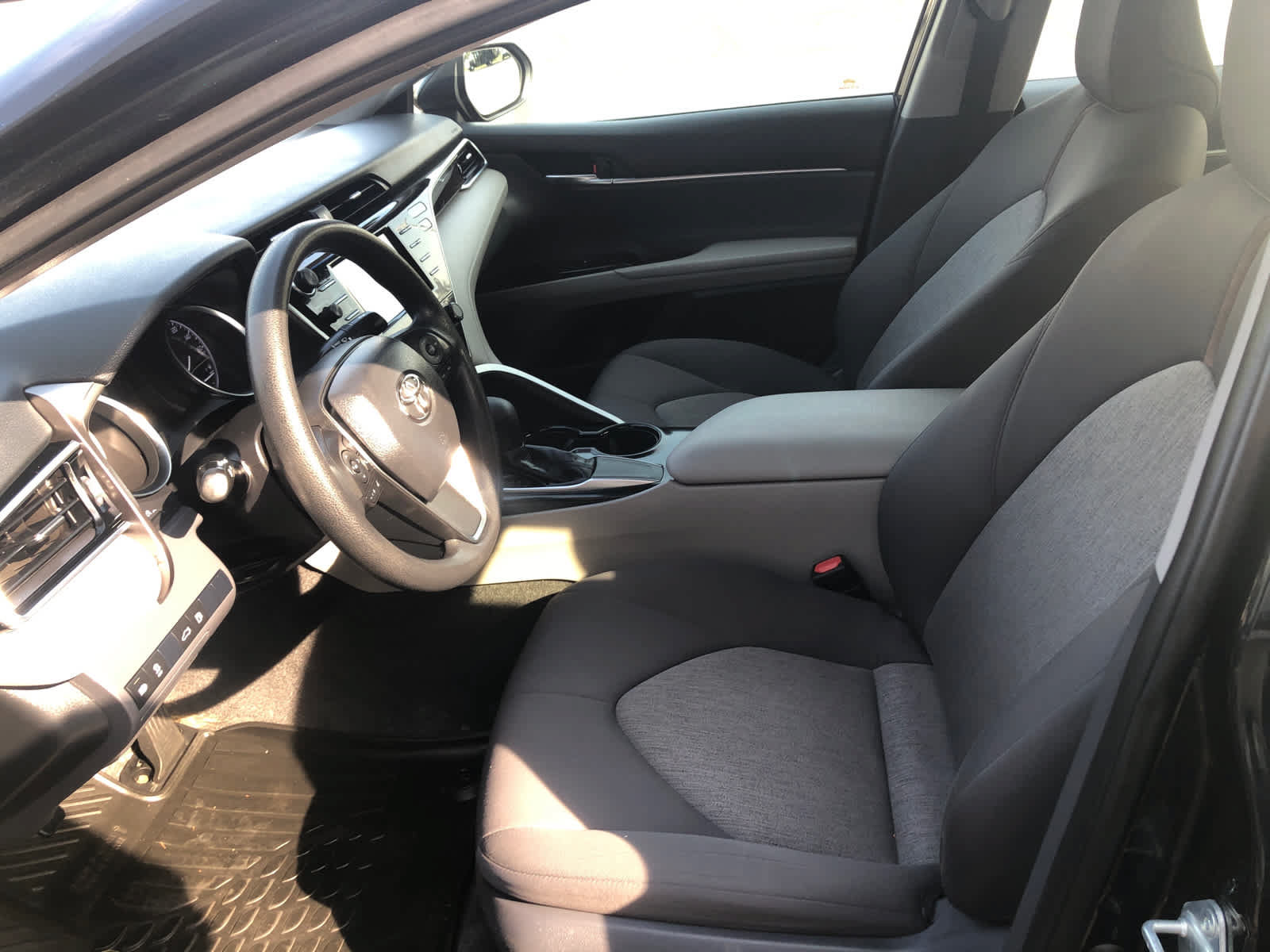 Used 2018 Toyota Camry LE w/ Convenience Package FWD image 7