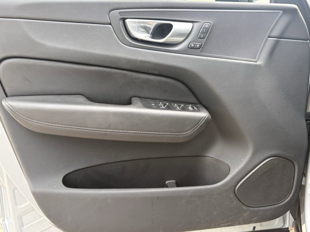 Used 2024 Volvo XC60 B5 Core image 10