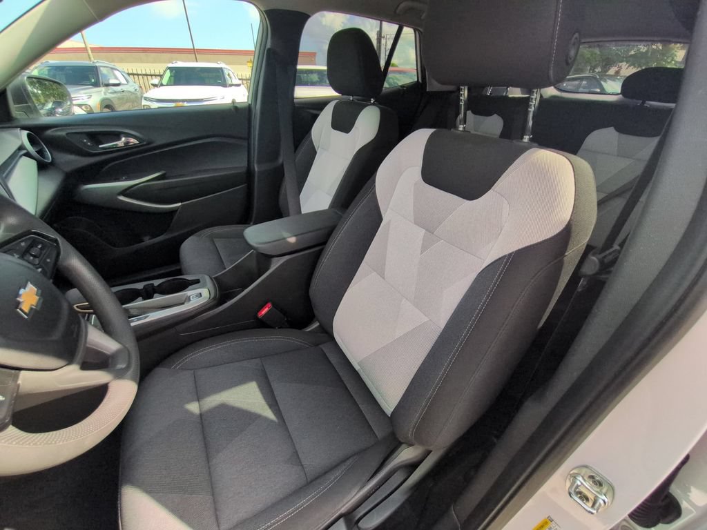 Used 2025 Chevrolet Trax LS FWD image 24