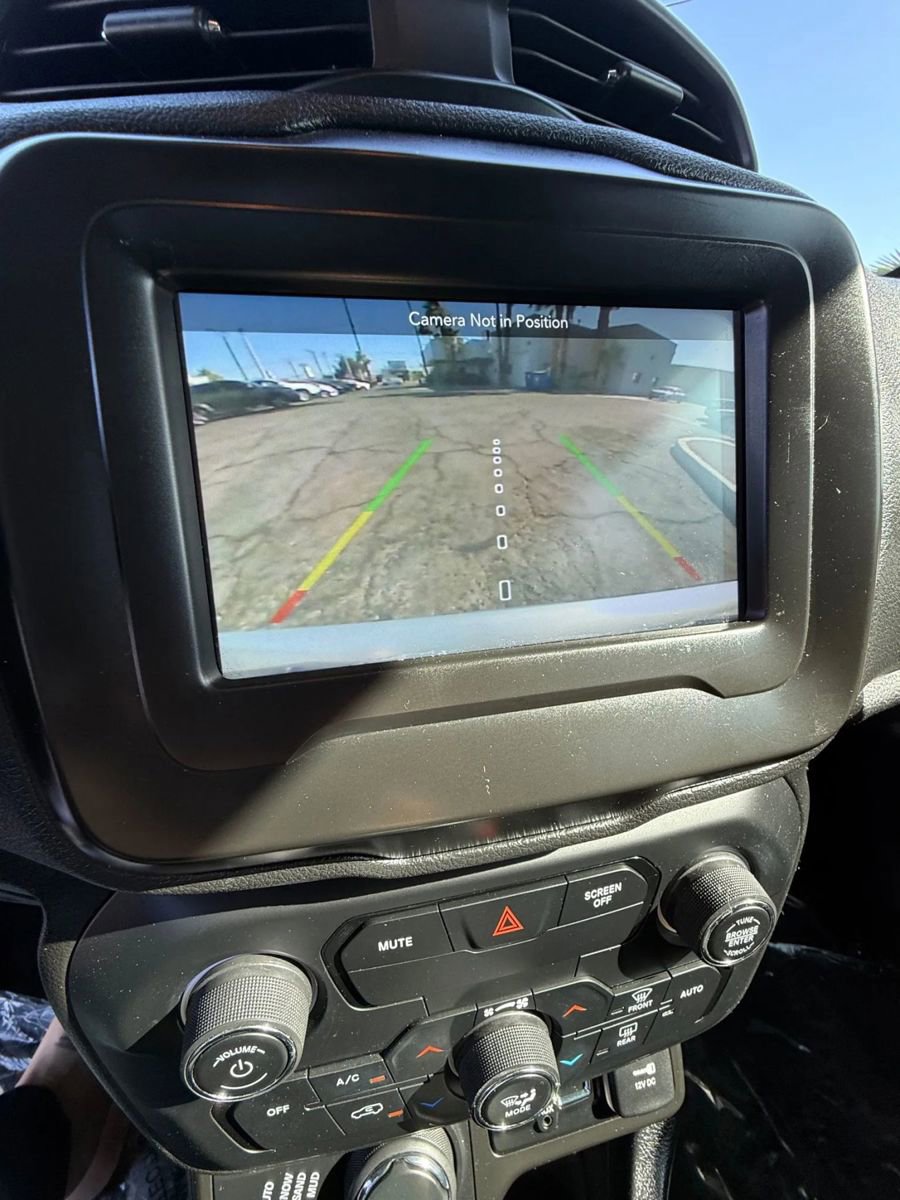 Used 2018 Jeep Renegade Latitude w/ Popular Equipment Group image 17