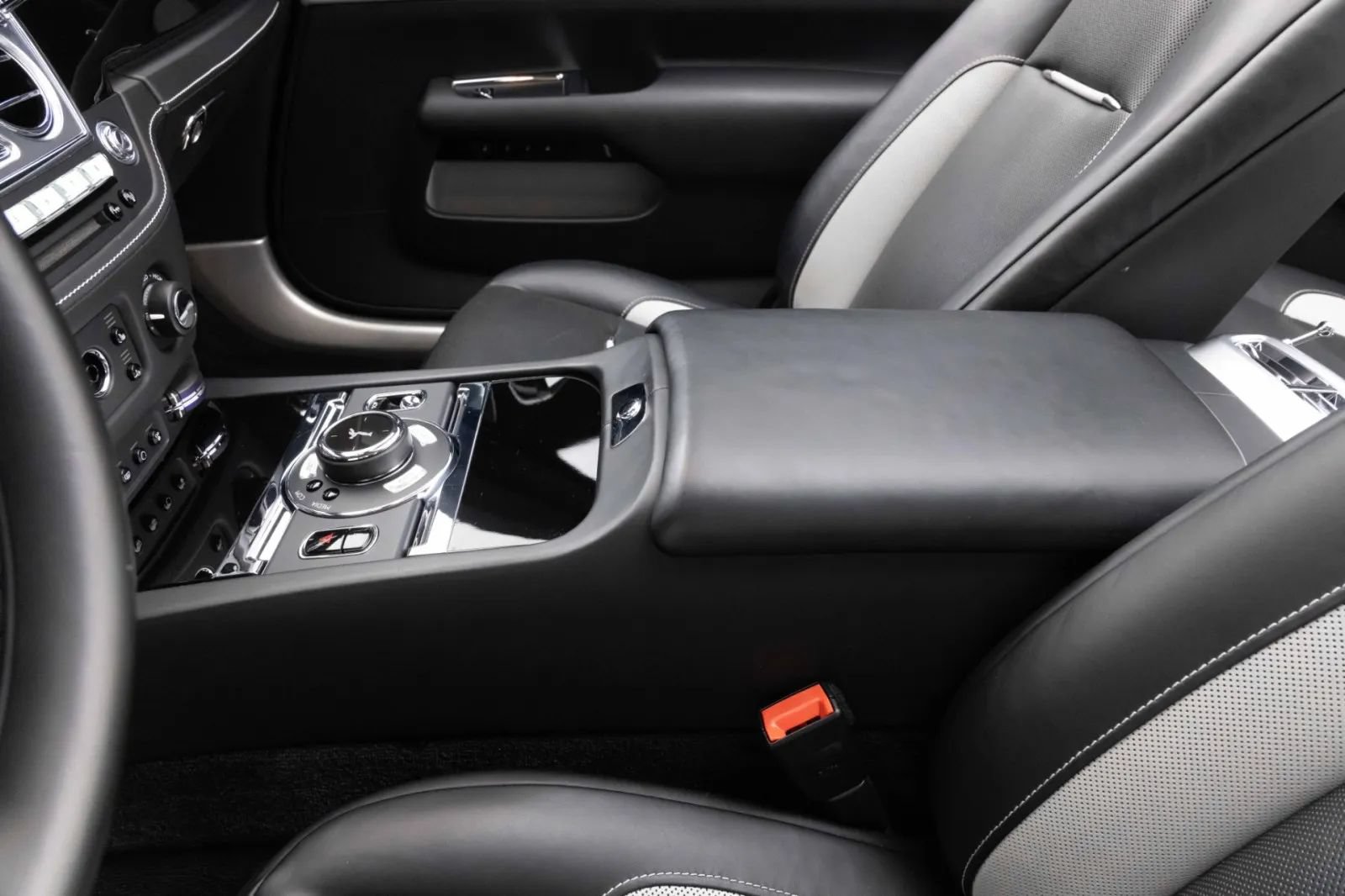 Used 2019 Rolls-Royce Dawn RWD image 28