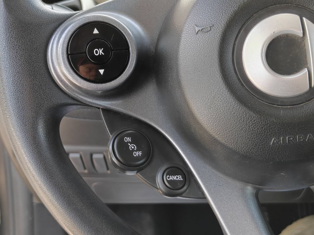 Used 2016 smart fortwo passion RWD image 22