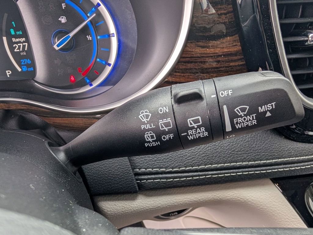 Used 2023 Chrysler Pacifica Limited image 30