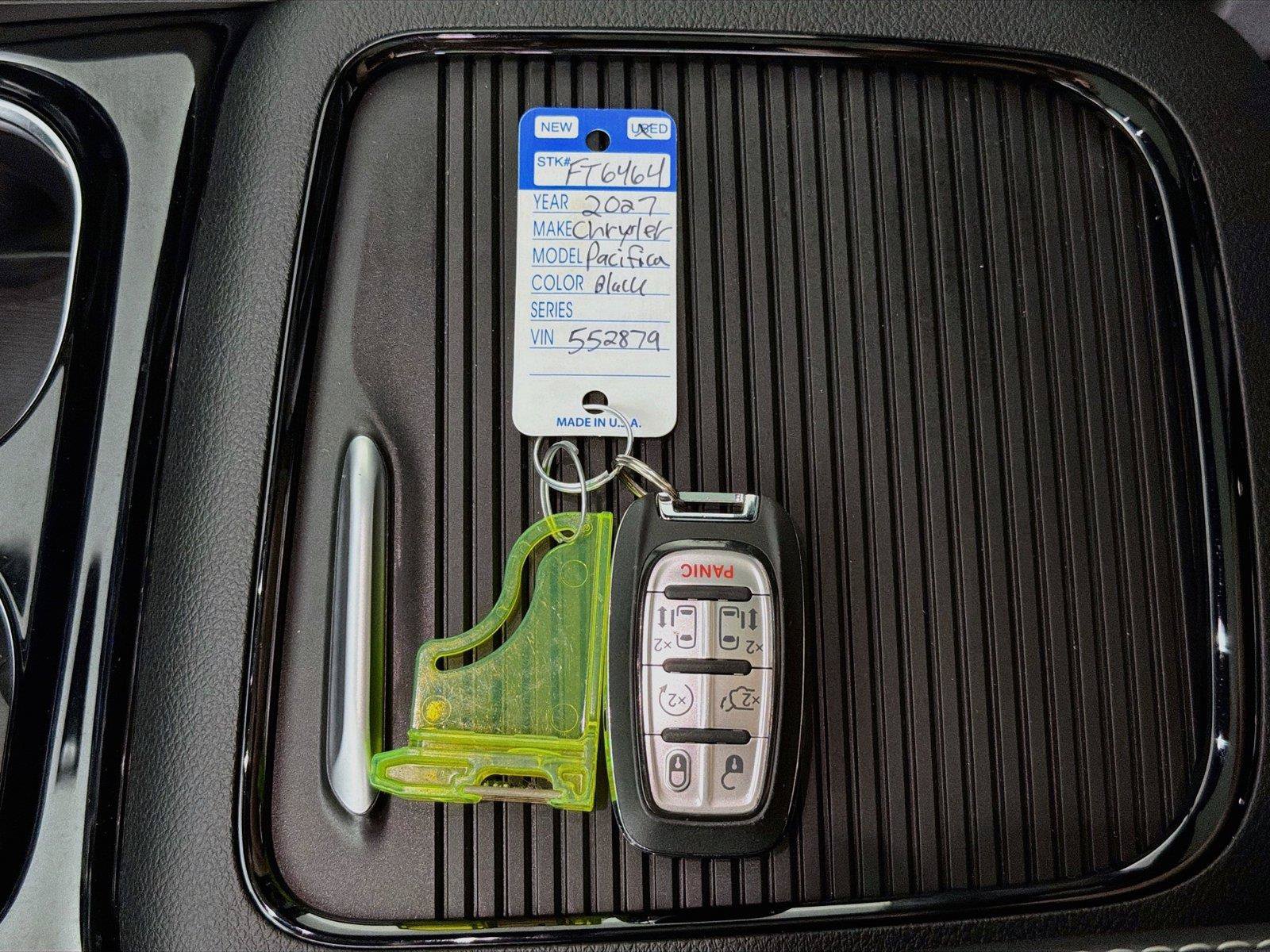 Used 2027 Chrysler Pacifica Limited FWD image 4