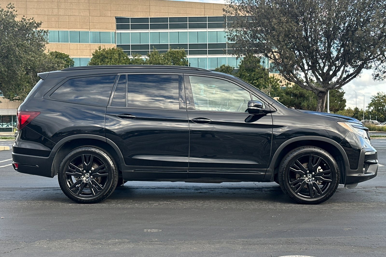 Used 2020 Honda Pilot Black Edition image 3