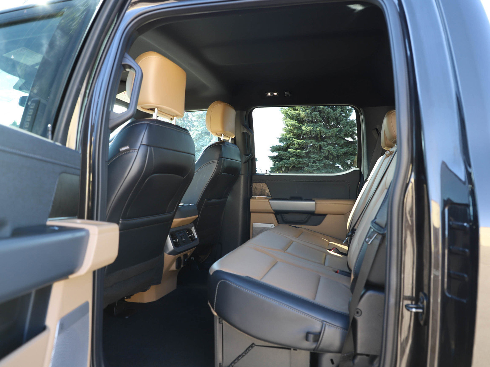 Used 2024 Ford F350 Lariat w/ Lariat Ultimate Package AWD/4WD image 17