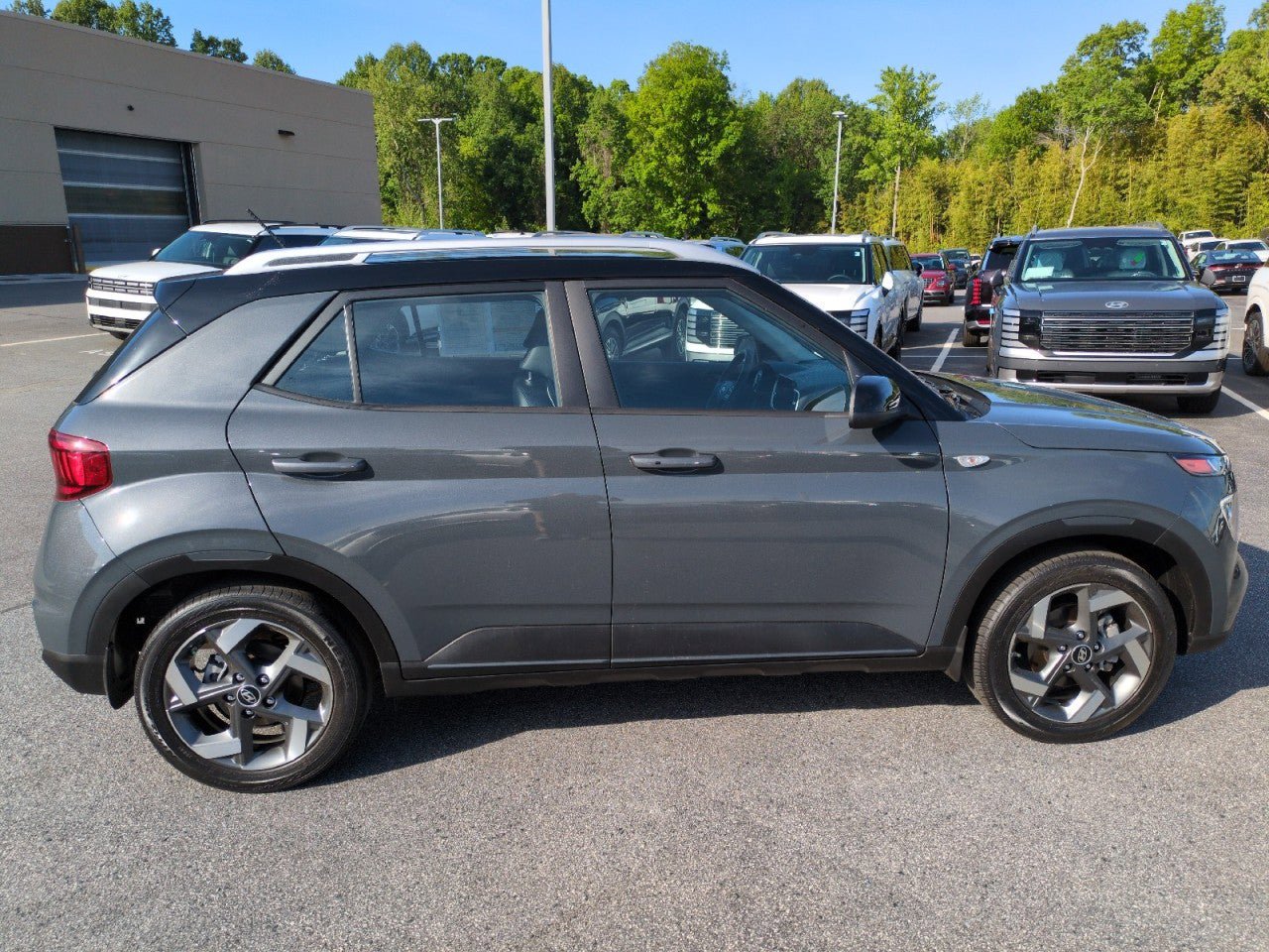 Used 2023 Hyundai Venue Limited w/ Cargo Package FWD image 8