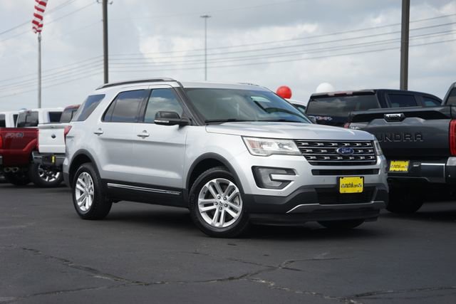 Used 2017 Ford Explorer XLT w/ Equipment Group 202A FWD image 2