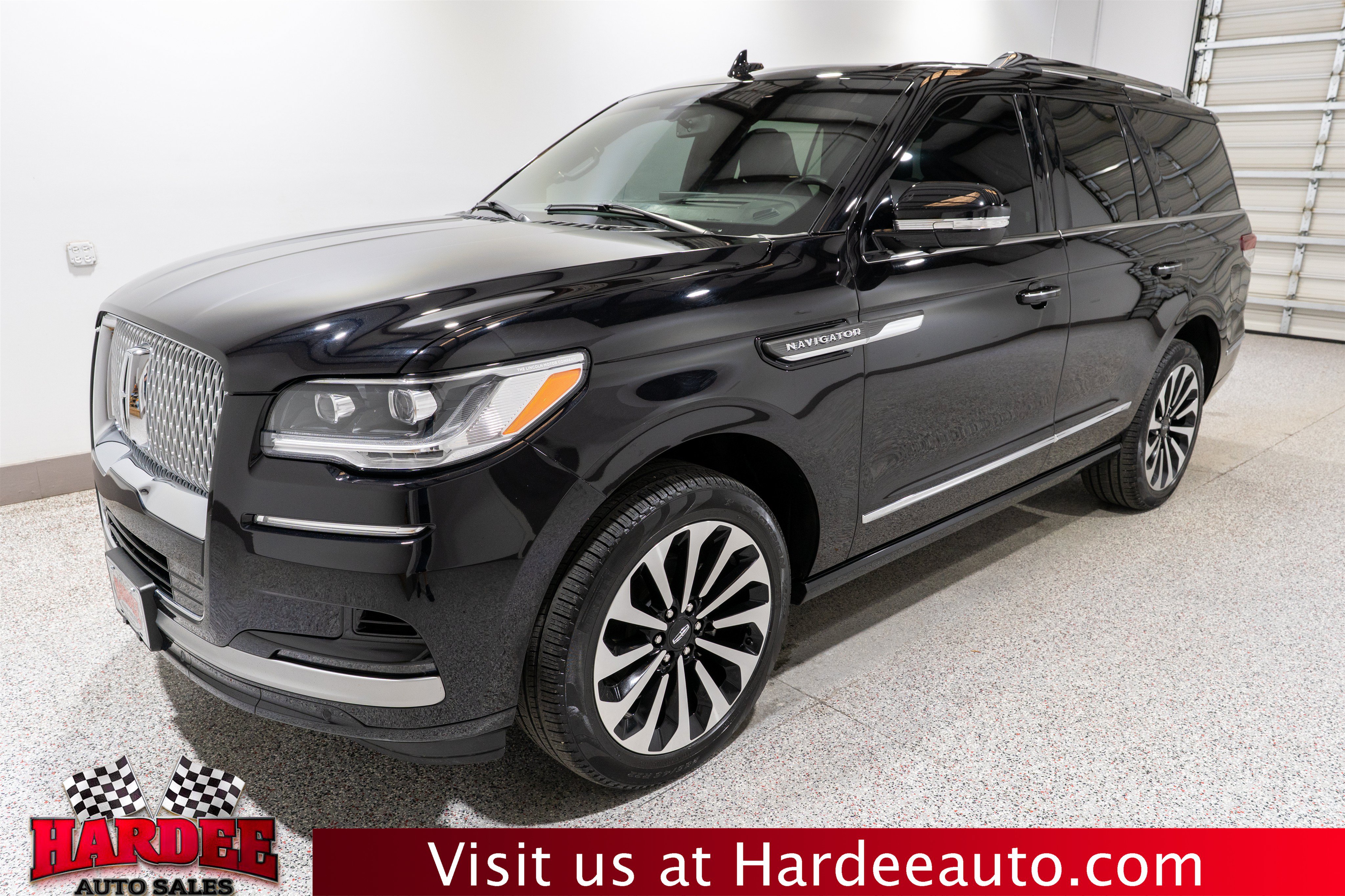 Used 2024 Lincoln Navigator Reserve AWD/4WD image 2