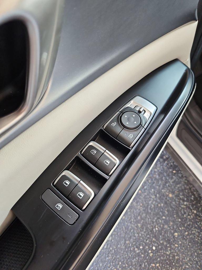 Used 2024 Kia Carnival LX FWD image 27