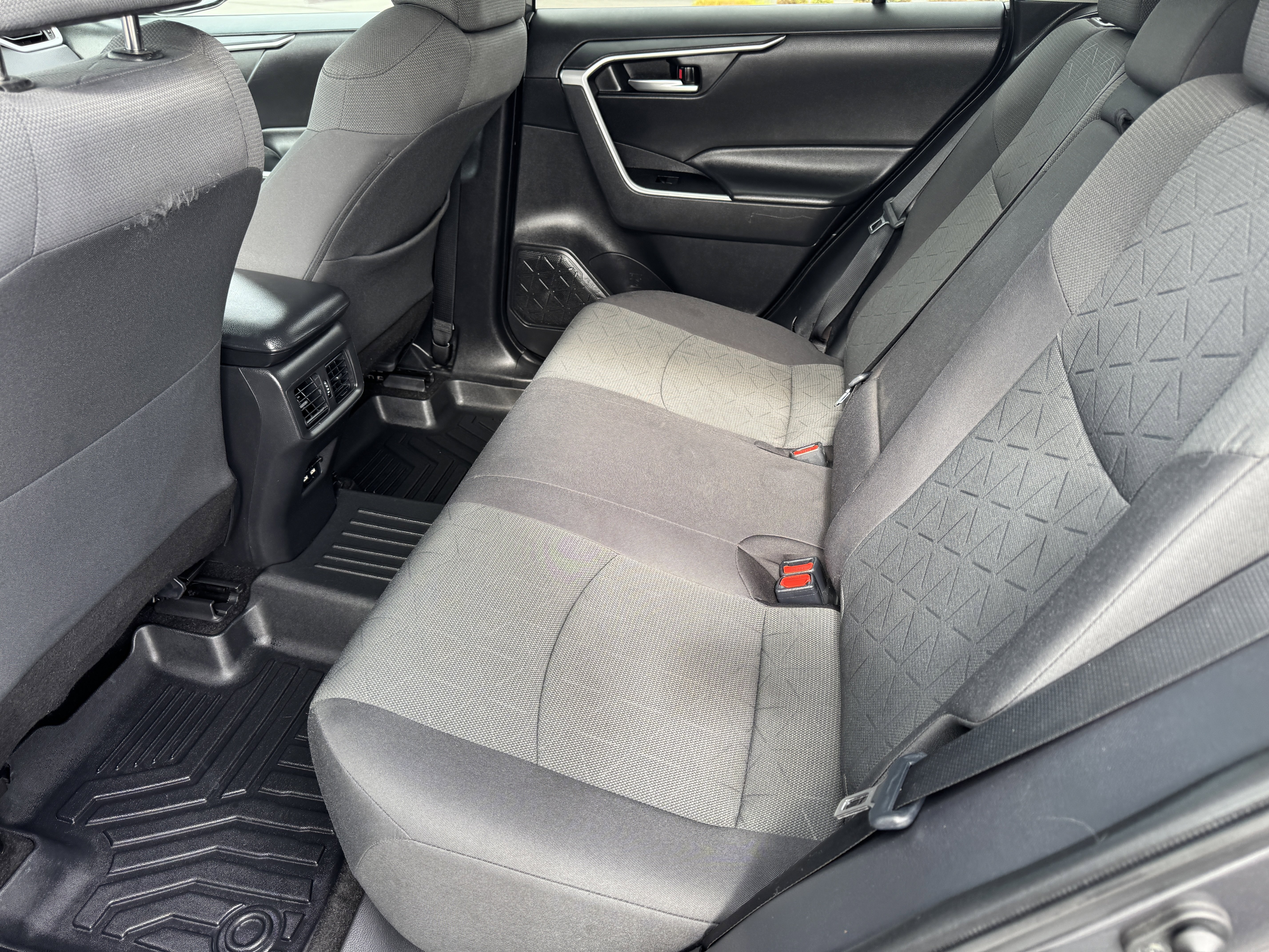 Used 2021 Toyota RAV4 XLE image 16