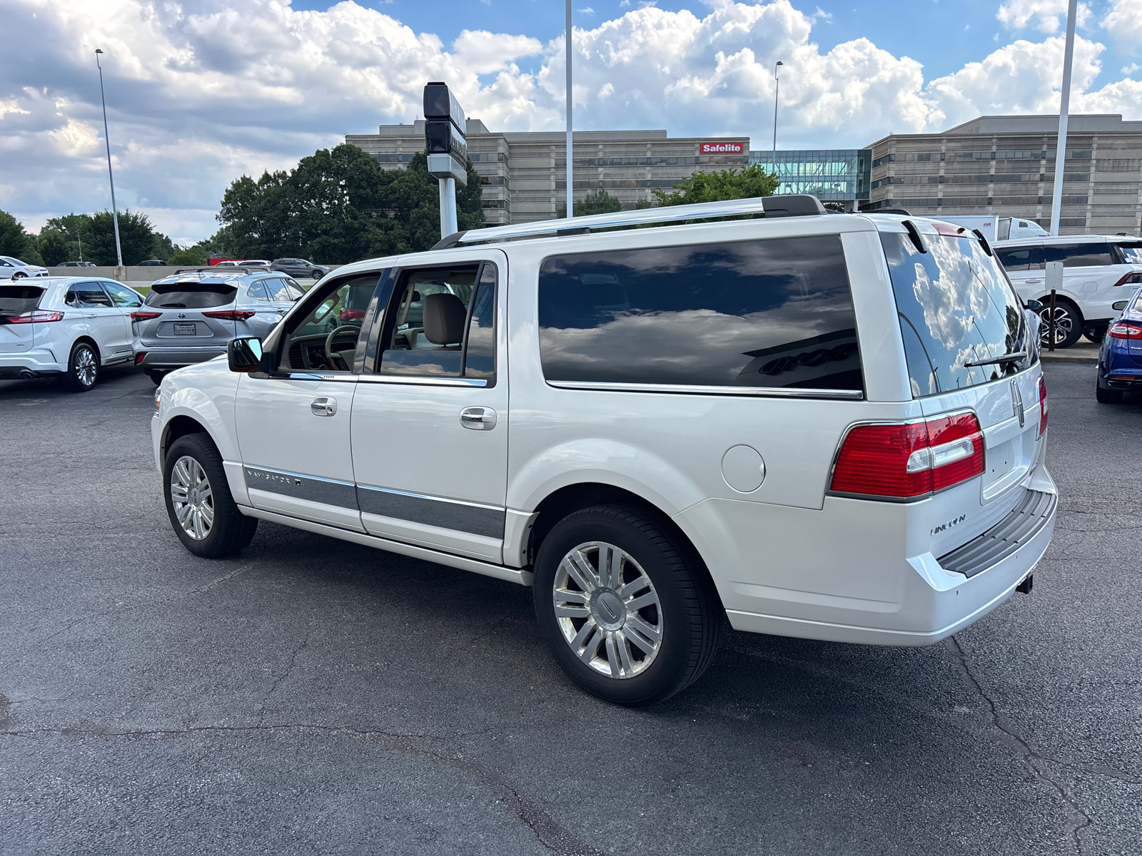 Used 2014 Lincoln Navigator L 4WD image 5