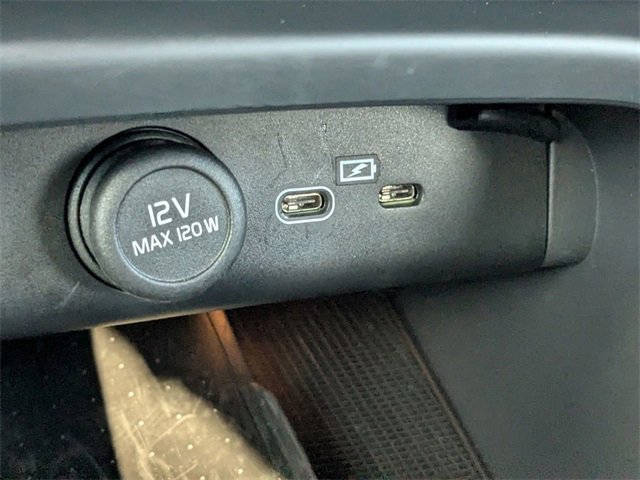 Used 2023 Volvo XC40 Recharge Ultimate image 24