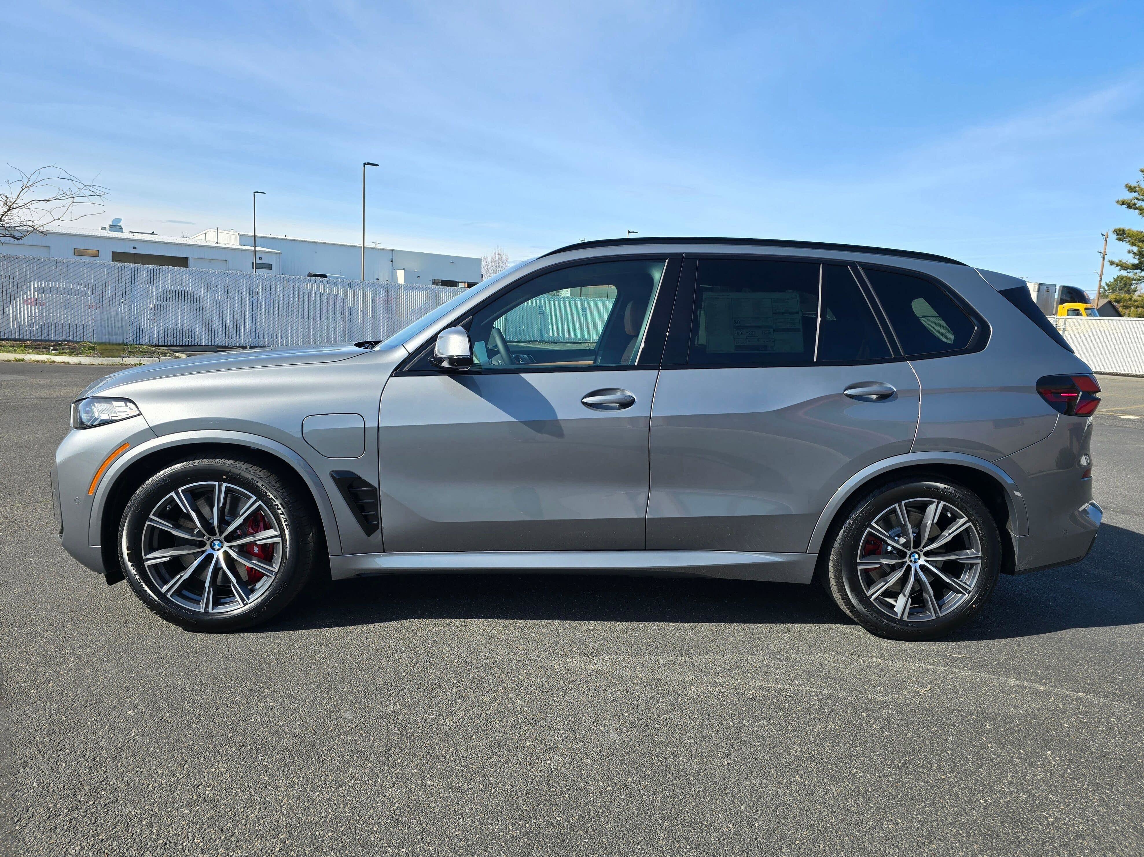 New 2026 BMW X5 xDrive50e w/ Executive Package image 3