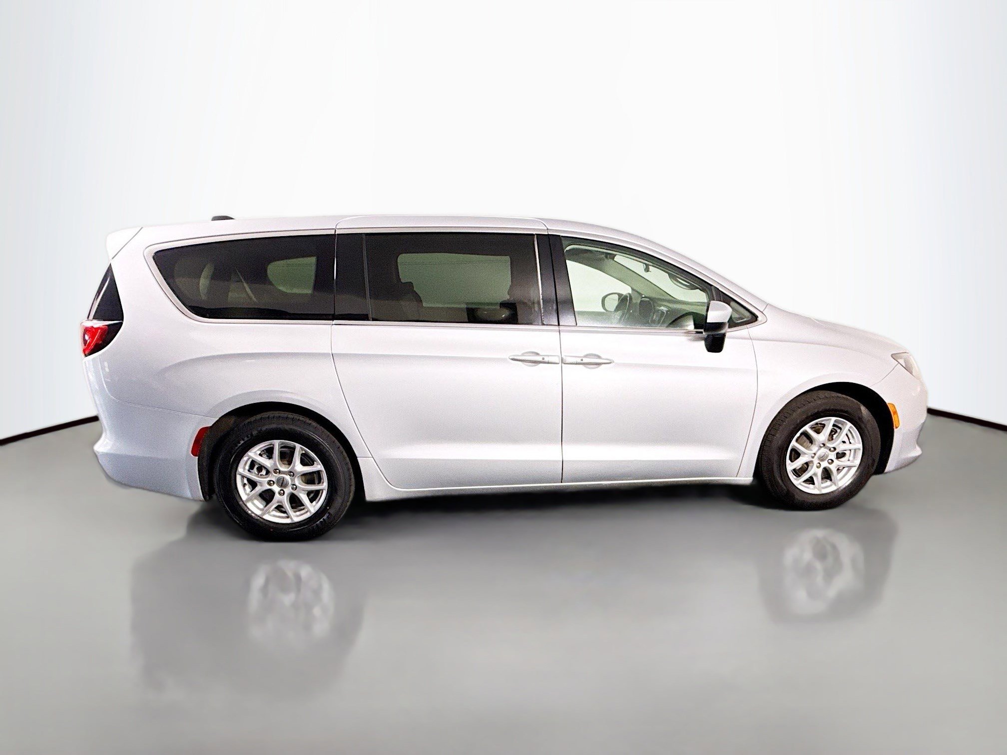 Used 2022 Chrysler Voyager LX FWD image 11