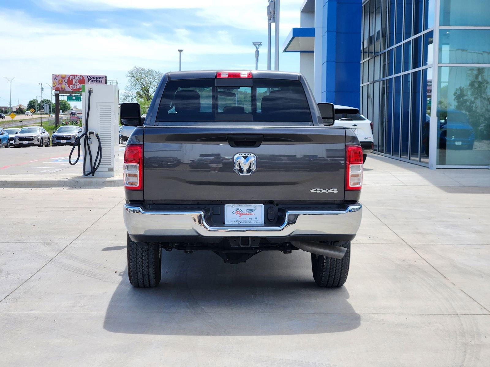 Used 2024 RAM 2500 Tradesman w/ Chrome Appearance Group image 8