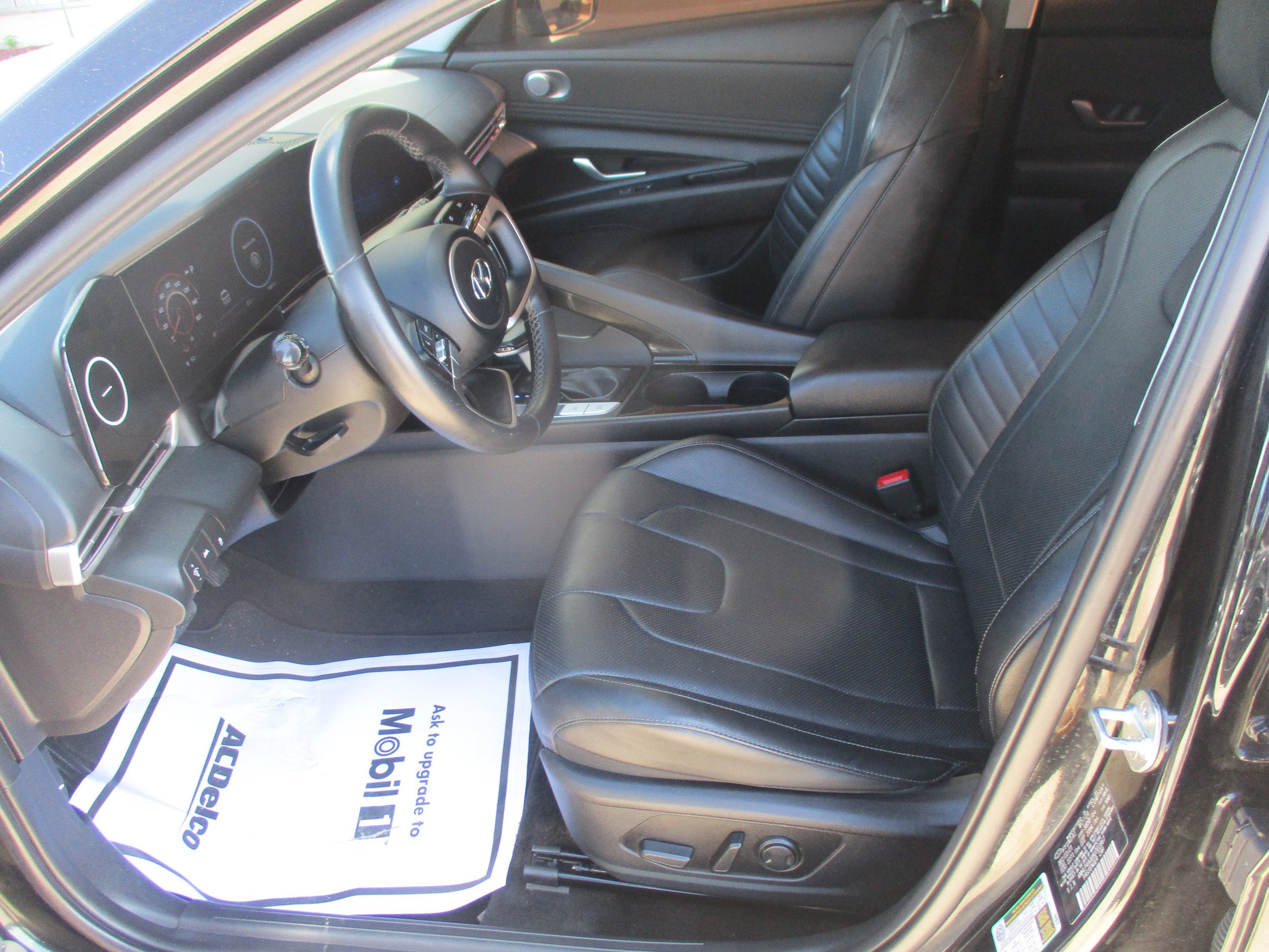 Used 2022 Hyundai Elantra Limited w/ Preferred Accessory Package FWD image 4