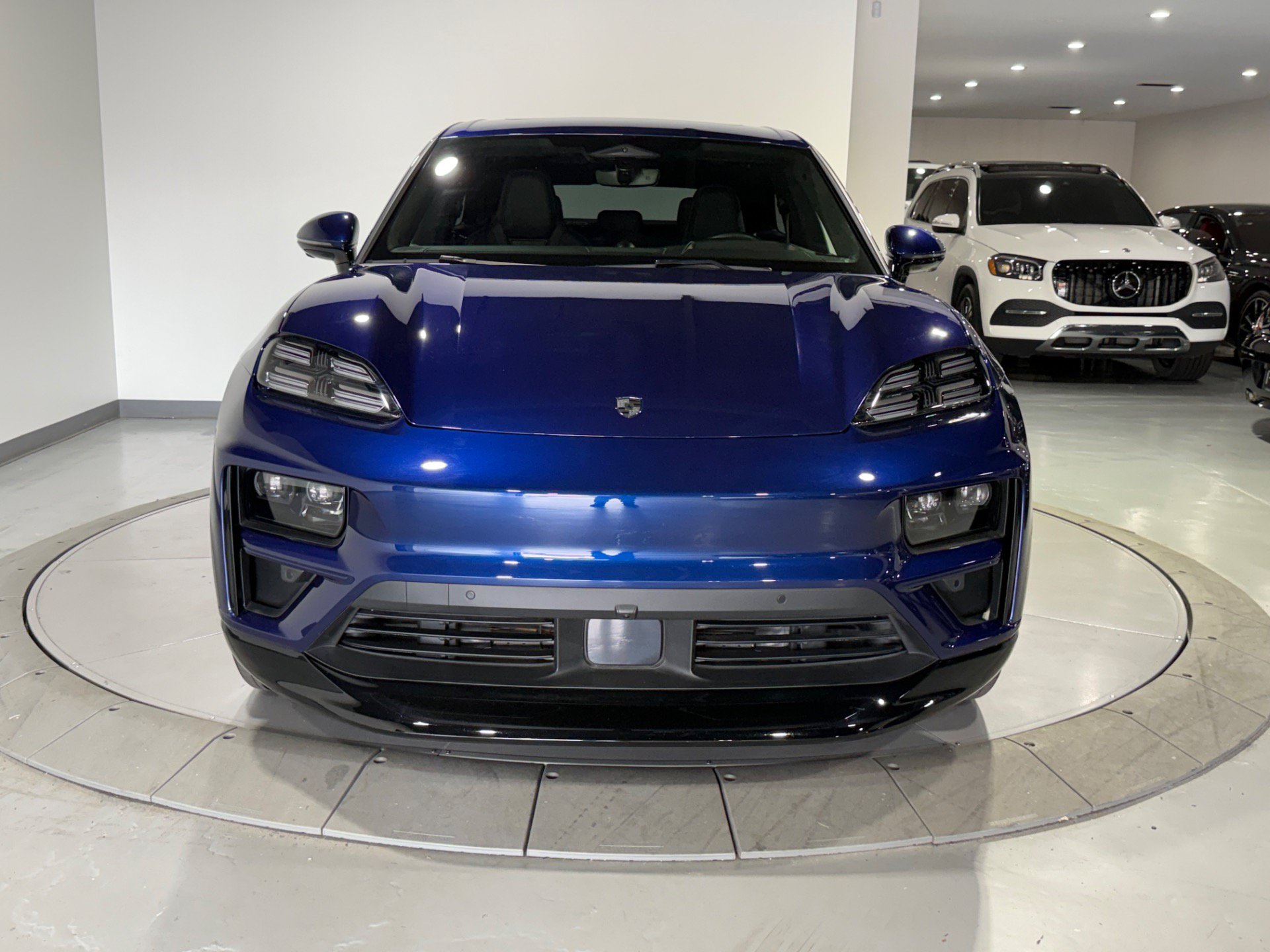 Used 2024 Porsche Macan Turbo Electric AWD/4WD image 9