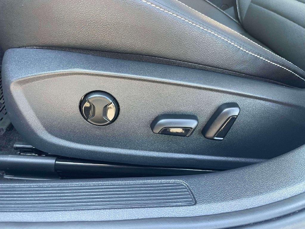 Used 2024 Volkswagen Jetta SE w/ Panoramic Sunroof Package FWD image 18